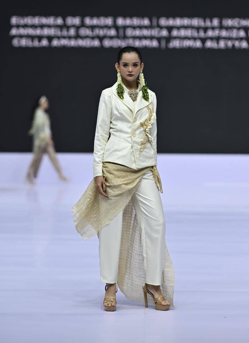koleksi outfit edgy modern dari Taylor's University (Doc. UIC College)